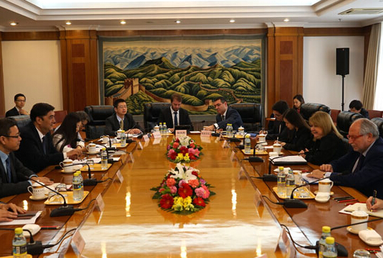 努爾·白克力會見阿根廷外交和宗教事務部部長