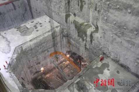 烏東德水電站首節肘管吊裝二