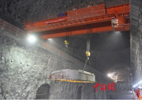 烏東德水電站首節肘管吊裝一